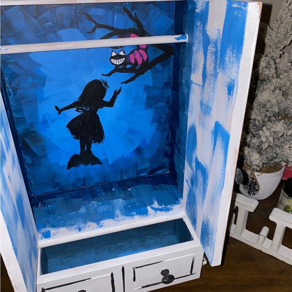 Hand Painted -Alice in Wonderland Jewelry box - Picture 3 of 4